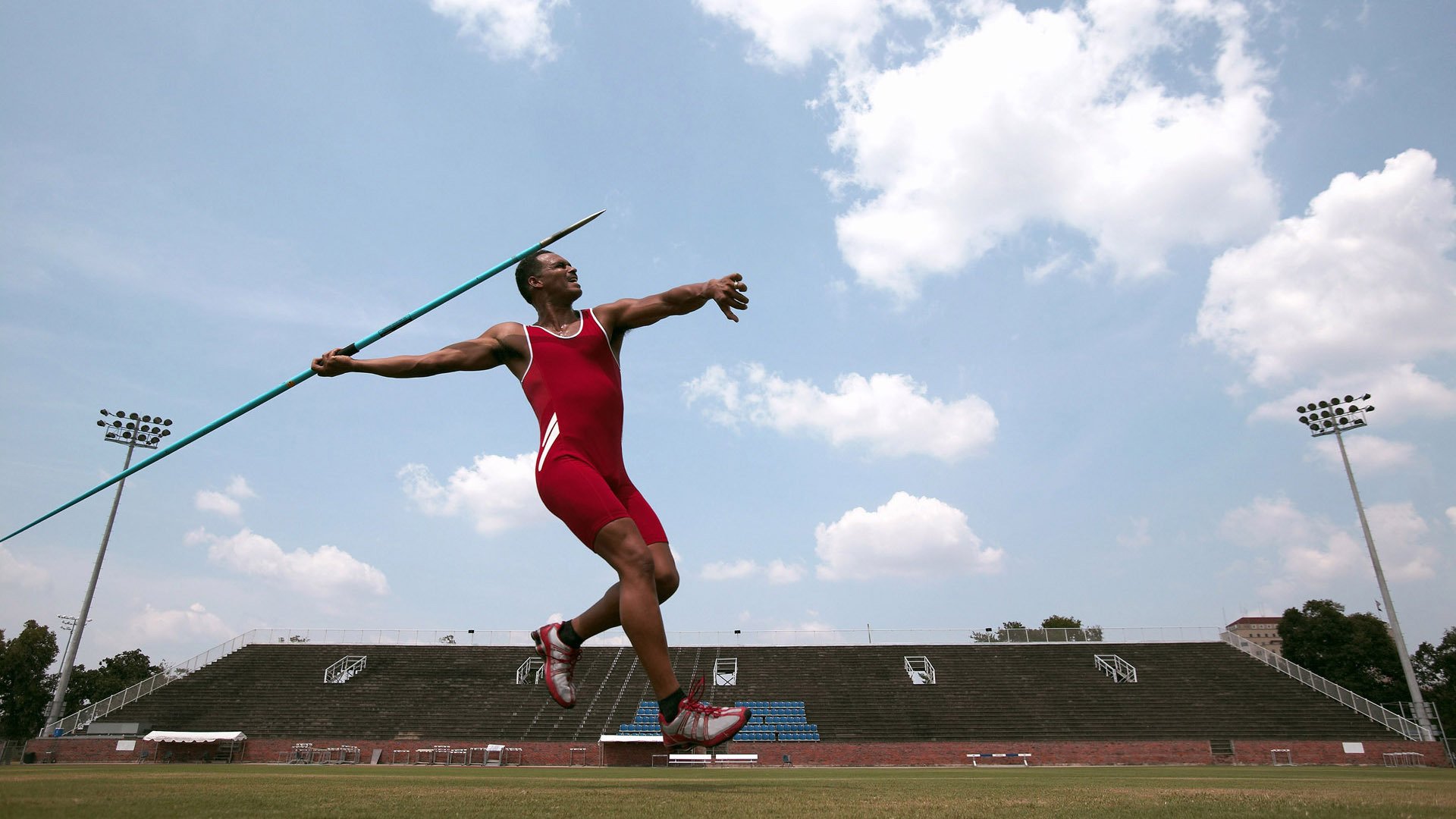 LEYU乐鱼体育官方网站-【裁判内幕】比赛中的犯规判罚流程详解，裁判技术犯规动作