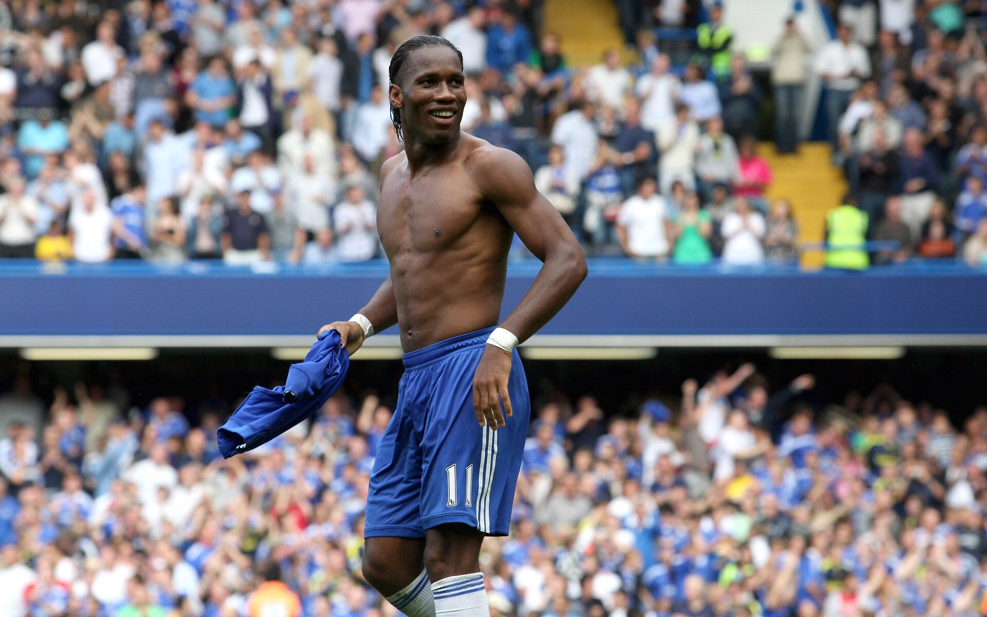 在季后赛对阵开拓者的比赛中，蒂伊多次用“铁壁”封堵对手关键上篮，成为球队“后防屏障”！